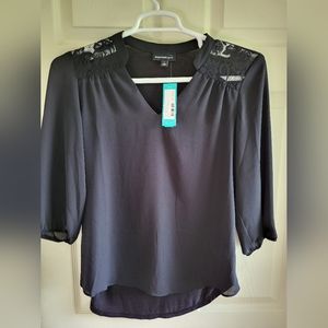 Blouse with lace shoulders